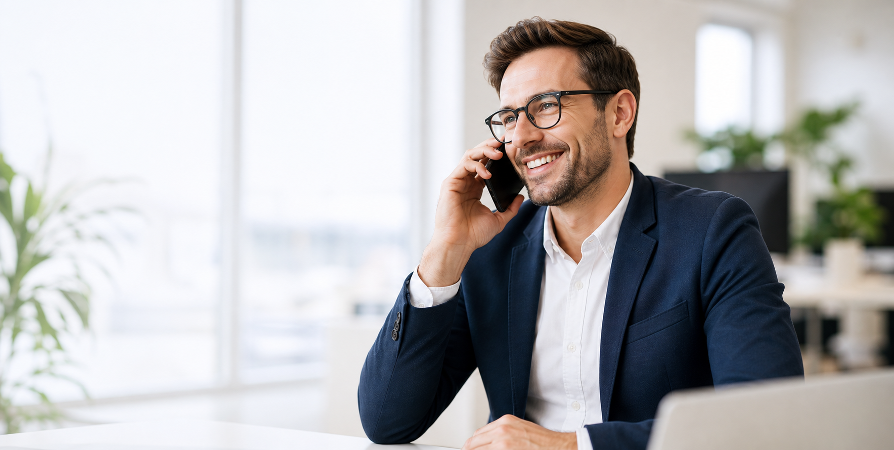 Mann telefoniert im Büro
